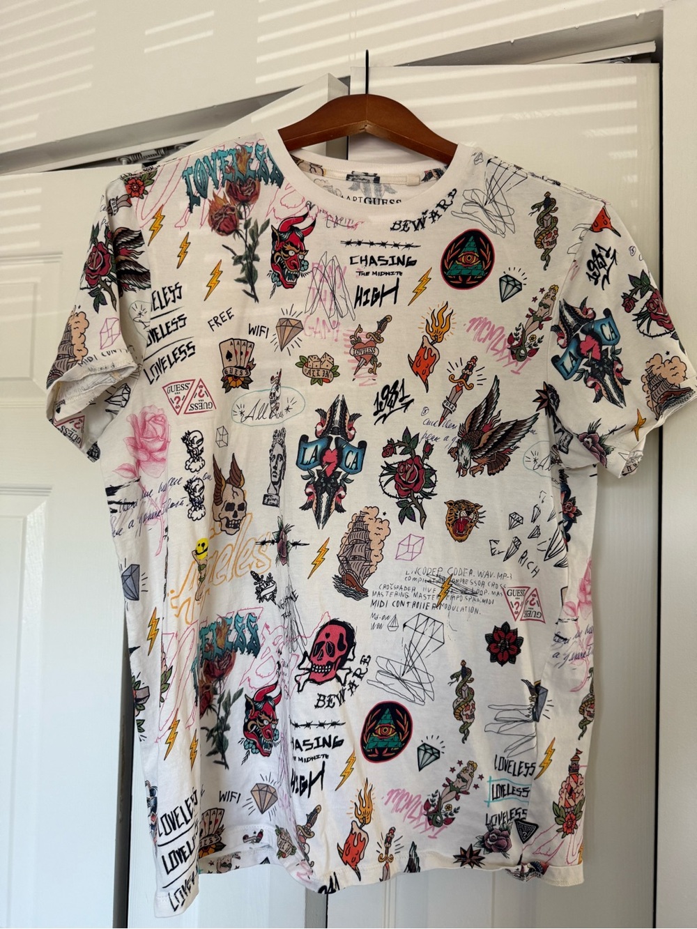 Guess Smart Graphic Men’s T-Shirt with Multicolor Tattoo Prints